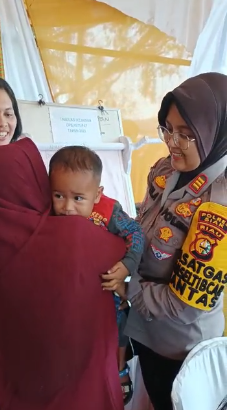 Gendong bocah kehilangan orangtua di depan Istana Siak, Petugas Pos Pam bertindak cepat dengan menghimbau melalui public address dan Patroli Jalan Kaki.
